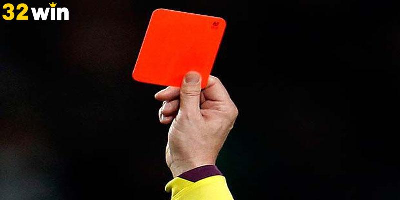 Thẻ Đỏ Treo Giò